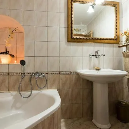 By The Sea--bougainvillea بيت للعطل