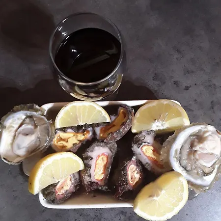 By The Sea--bougainvillea بيت للعطل *