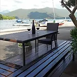 By The Sea--bougainvillea Holiday home Ston
