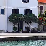 By The Sea--bougainvillea Дом отдыха