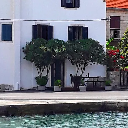 By The Sea--bougainvillea Vikendica