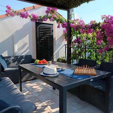 Vikendica By The Sea--bougainvillea